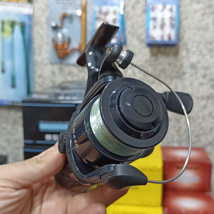 چرخ ماهیگیری اقتصادی برند کبری به همراه نخ مدل CB4000 مناسب برای چوب ماهیگیری لنسر ماهیگیری