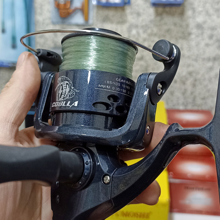 چرخ ماهیگیری اقتصادی برند کبری به همراه نخ مدل CB4000 مناسب برای چوب ماهیگیری لنسر ماهیگیری